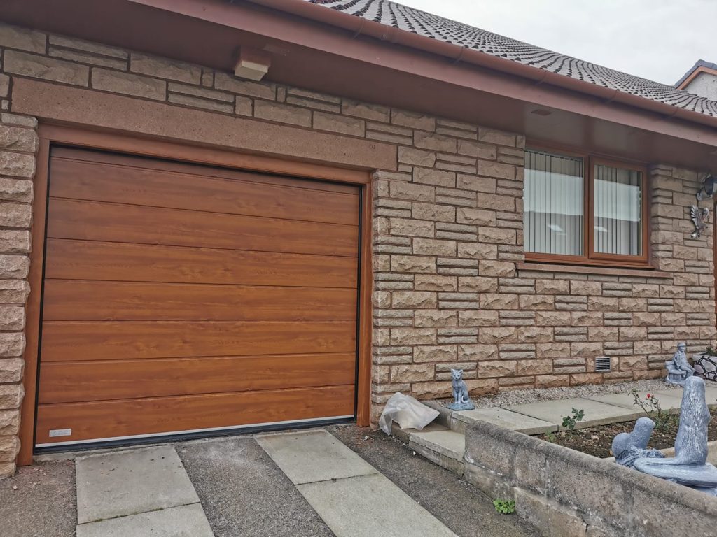 Puerta Seccional con Acabado Tipo Madera